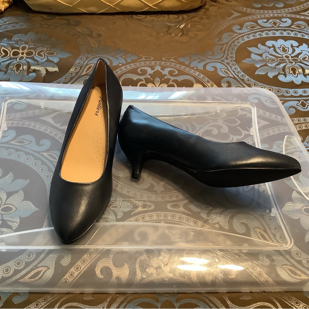 Blue leather Trotters NWOT - Picture 4 of 8